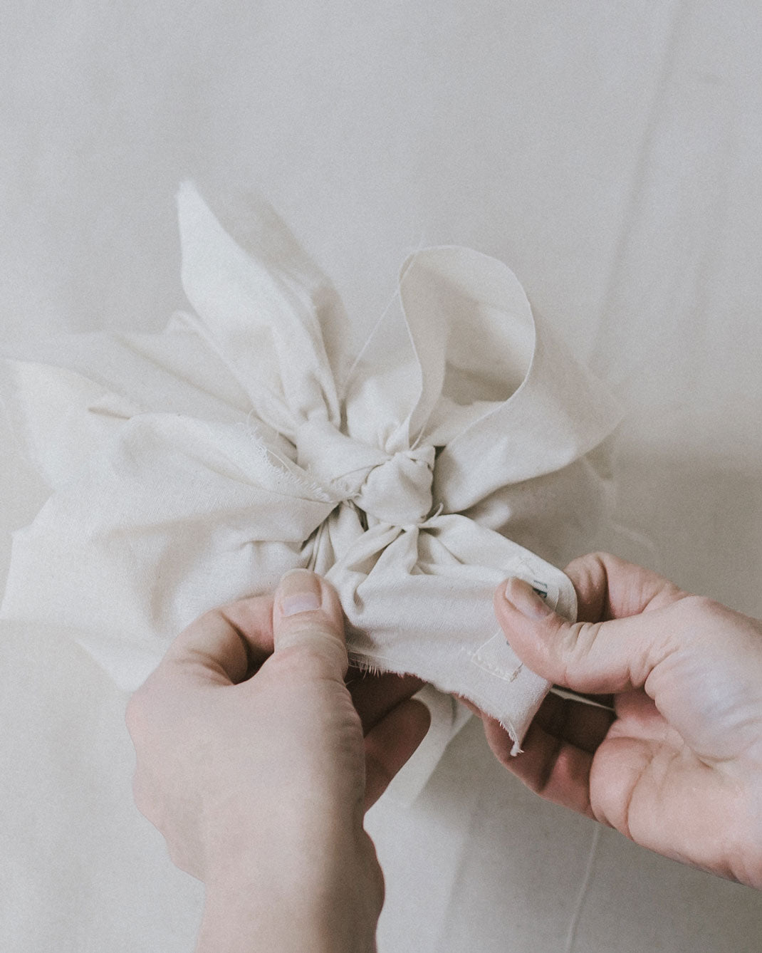Gift wrapping with fabric – using the Japanese Furoshiki technique